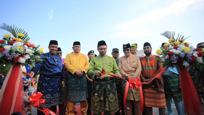 Gubernur Abdul Wahid didampingi Kepala Dinas Pariwisata Riau membuka Pekan Budaya Melayu Serumpun. (Dok Istimewa)