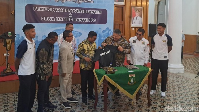 Gubernur Banten Andra Soni menandatangani MoU dengan Dewa United FC terkait penggunaan Banten International Stadium (BIS). (Arief/detikcom)