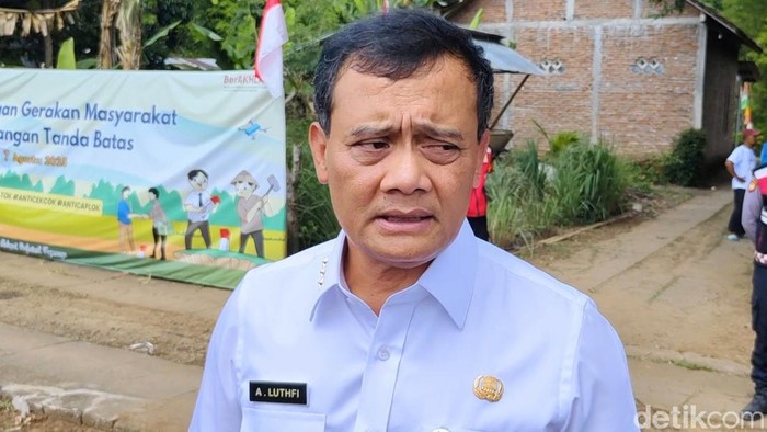 Gubernur Jateng Ahmad Luthfi saat diwawancarai wartawan di Purworejo, Jateng, Kamis (7/8/2025).