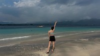 Gaya fotonya saat berada di Gili Air.
