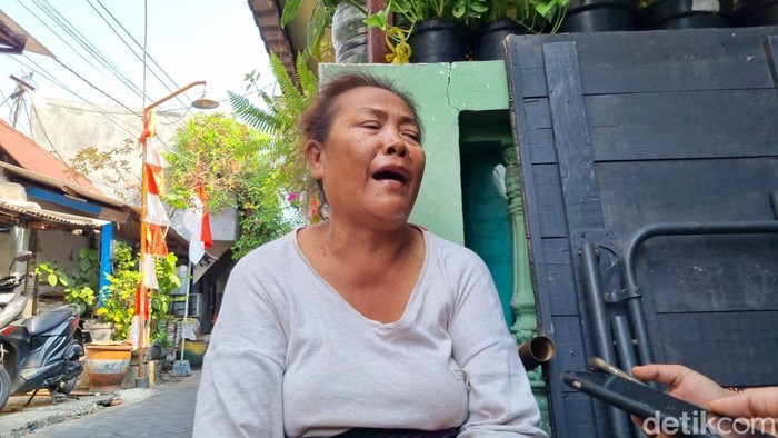Ibu pria yang sempat disebut berbobot 400 kg dievakuasi Damkar Surabaya.