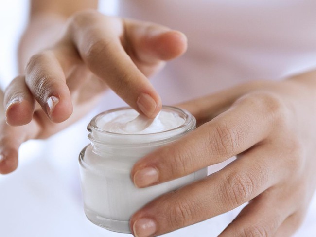 womans hand touching on the cream for applying