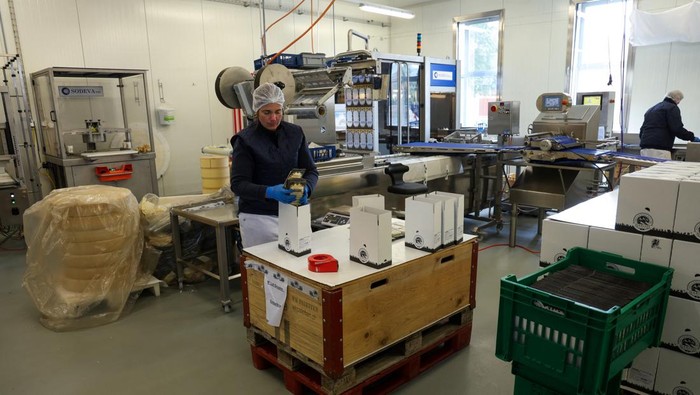 Ageing Gruyere cheese wheels lie at the Margot Fromages family-owned maturing cellar in Yverdon-les-Bains, Switzerland, August 5, 2025. REUTERS/Manuel Ausloos