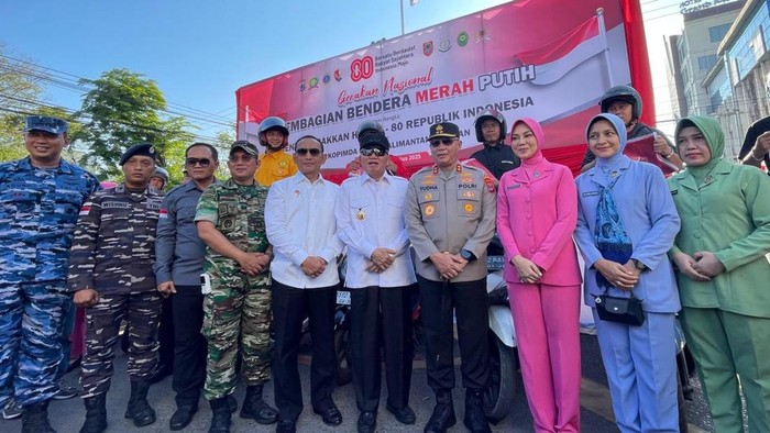 Jajaran forkopimda Kalsel saat membagikan bendera di Banjarmasin. Foto: Khairun Nisa/detikKalimantan