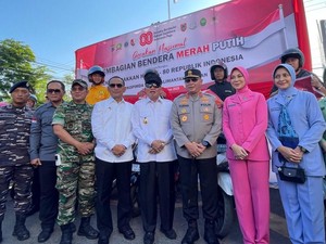Polda Kalsel Bagikan Belasan Ribu Bendera untuk Pengendara Jalan