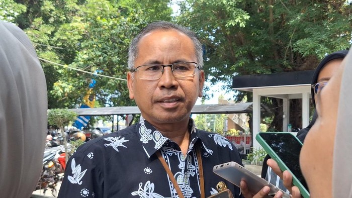 Kadisnaker Mataram, Rudi Suryawan, saat diwawancarai di Mataram, Kamis (7/8/2025). (Nathea Citra/detikBali)