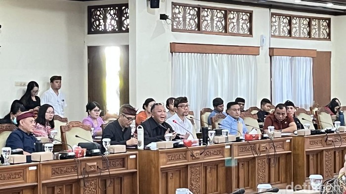 Kajati Bali I Ketut Sumedana saat rapat bersama DPRD Bali, Kamis (7/8/2025).