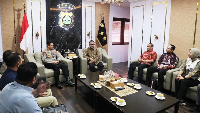 Kapolda Bali, Irjen Daniel Adityajaya, menerima audiensi dari Kompolnas, Kamis (7/8/2025). (Dok. Polda Bali)