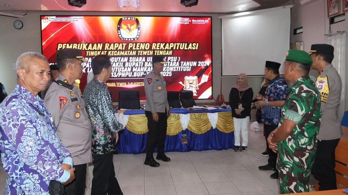 Kapolda Kalteng saat meninjau rapat pleno di Kantor Kecamatan Teweh, Kabupaten Barito Utara. Foto: Istimewa