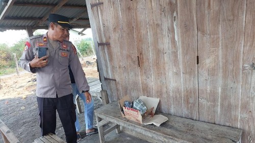 Kapolsek Kempo Ipda Jubaidin melihat kardus bekas bayi tersimpan, Kamis (7/8/2025).