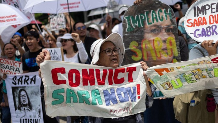Kasus Pemakzulan Wapres Sara Duterte, Warga Filipina Turun ke Jalan Ratusan warga Filipina turun ke jalan pada Rabu (7/8/2025) sebagai bentuk protes terhadap keputusan Senat yang mengarsipkan kasus pemakzulan Wakil Presiden Sara Duterte. Aksi unjuk rasa berlangsung di sejumlah titik strategis di Kota Quezon, menyerukan transparansi dan akuntabilitas dalam proses hukum terhadap para pejabat negara. REUTERS/Eloisa Lopez