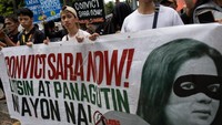 Para demonstran membawa spanduk dan poster berisi tuntutan agar kasus pemakzulan tidak dihentikan begitu saja tanpa proses penyelidikan yang tuntas. REUTERS/Eloisa Lopez
