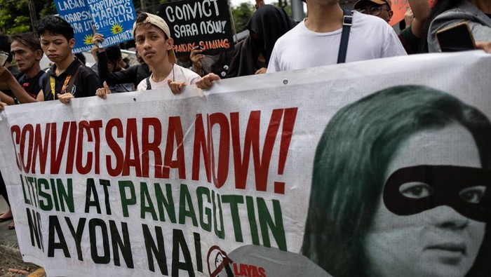 Kasus Pemakzulan Wapres Sara Duterte, Warga Filipina Turun ke Jalan Ratusan warga Filipina turun ke jalan pada Rabu (7/8/2025) sebagai bentuk protes terhadap keputusan Senat yang mengarsipkan kasus pemakzulan Wakil Presiden Sara Duterte. Aksi unjuk rasa berlangsung di sejumlah titik strategis di Kota Quezon, menyerukan transparansi dan akuntabilitas dalam proses hukum terhadap para pejabat negara. REUTERS/Eloisa Lopez