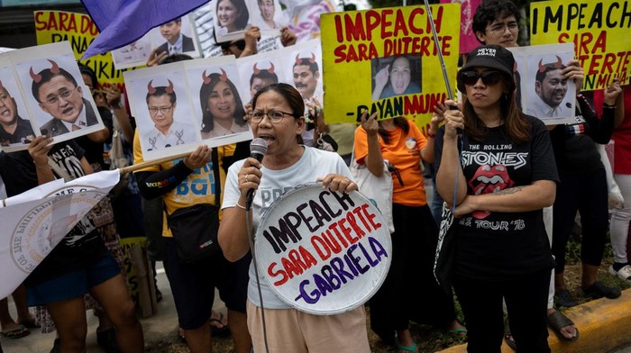 Kasus Pemakzulan Wapres Sara Duterte, Warga Filipina Turun ke Jalan Ratusan warga Filipina turun ke jalan pada Rabu (7/8/2025) sebagai bentuk protes terhadap keputusan Senat yang mengarsipkan kasus pemakzulan Wakil Presiden Sara Duterte. Aksi unjuk rasa berlangsung di sejumlah titik strategis di Kota Quezon, menyerukan transparansi dan akuntabilitas dalam proses hukum terhadap para pejabat negara. REUTERS/Eloisa Lopez