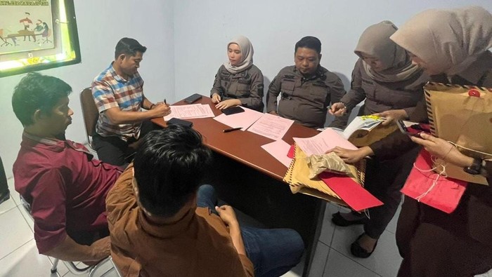 Kasus pemalsuan tanda tangan yang menjerat oknum anggota DPRD Selayar diserahkan ke Kejari Selayar.