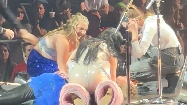 Video: Saking Gugupnya, Fan Katy Perry Pingsan di Atas Panggung