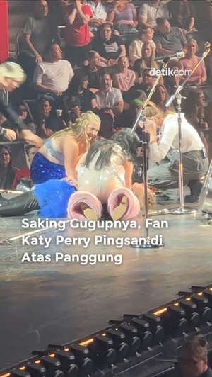 Video: Saking Gugupnya, Fan Katy Perry Pingsan di Atas Panggung