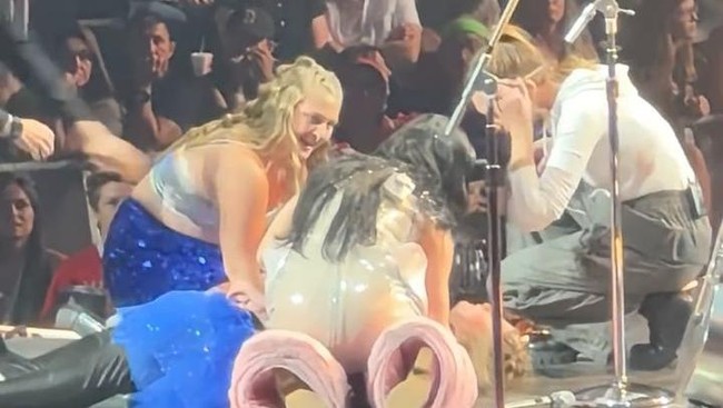 Video: Saking Gugupnya, Fan Katy Perry Pingsan di Atas Panggung