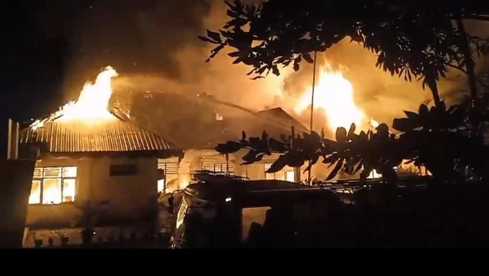 Kebakaran hebat kantor Inspektorat Kabupaten Bima, Kamis (7/8/2025) dini hari. (Dok. Damkarmat Kota Bima)