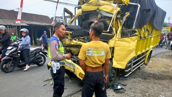 Kondisi truk AA 8743 BJ yang mengalami kecelakaan di Jambu, Tempuran, Kabupaten Magelang, Kamis (7/8/2025).