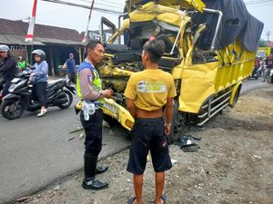 Truk Tabrak Bokong Kontainer di Tempuran Magelang, Sopir Sempat Terjepit