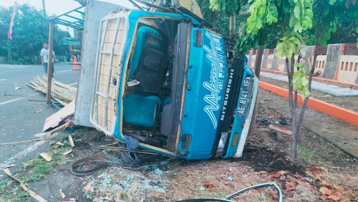 Kondisi truk bermuatan bambu yang mengalami kecelakaan di Sukoharjo, Kamis (7/8/2025).