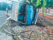 Truk Muatan Bambu Oleng Tabrak Tiang Lampu-Terguling di Sukoharjo, Sopir Tewas