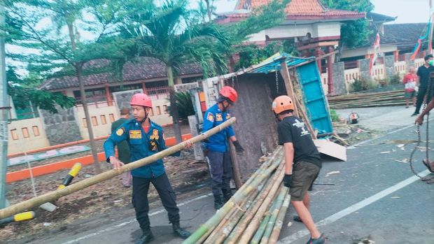 Kondisi truk bermuatan bambu yang mengalami kecelakaan di Sukoharjo, Kamis (7/8/2025).