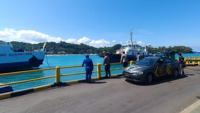 KMP Gading Nusantara yang mengalami mati mesin saat ditarik menggunakan tug boat untuk dibawa ke Dermaga Tanah Ampo, Kamis (7/8/2025).