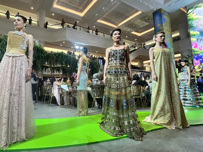 Koleksi Nusanova karya Ivan Gunawan.