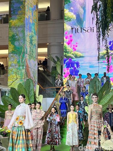 Koleksi Nusanova karya Ivan Gunawan.