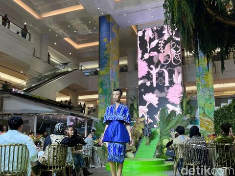 Koleksi Nusanova karya Ivan Gunawan.