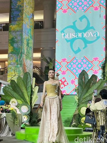 Koleksi Nusanova karya Ivan Gunawan.