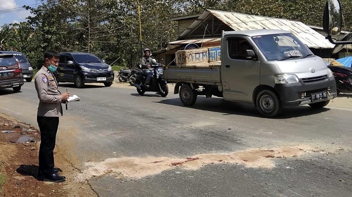 Seorang pemotor berinisial WR (27) di Kabupaten Konawe, Sulawesi Tenggara (Sultra) tewas terlindas truk tangki BBM.