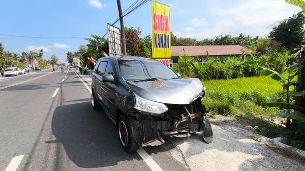 Kondisi mobil yang terlibat kecelakaan di jalan Jogja - Wates, wilayah Sentolo, Kulon Progo, Kamis (7/8/2025)