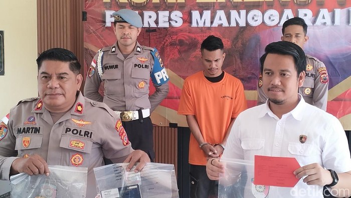 Konferensi pers penggelapan sepeda motor rental di Polres Manggarai Barat, NTT, Kamis (7/8/2025).