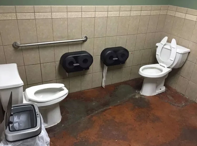 Kumpulan Desain yang Bikin Jidat Mengkerut, Entah Maksudnya Apa Entah maksudnya apa, yang jelas desain berikut ini bisa dibilang gagal menyampaikan pesan yang dimaksud. Abis, jadi ambigu gitu.