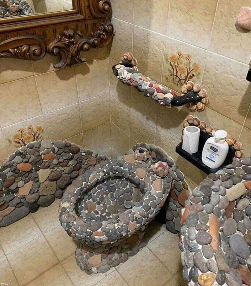 Entah maksudnya apa, yang jelas desain berikut ini bisa dibilang gagal menyampaikan pesan yang dimaksud. Abis, jadi ambigu gitu.