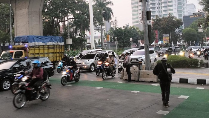 Lalu lintas di lampu merah Pancoran dari arah Perdatam Kalibata ke arah Jl Dr Soepomo Tebet