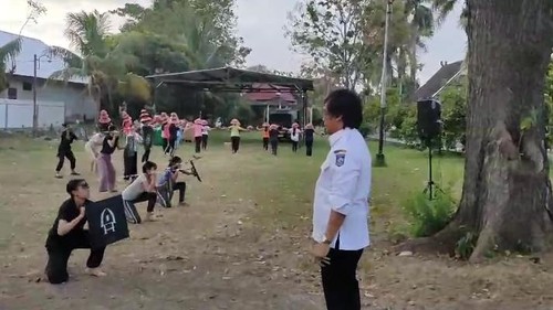 Latihan 200 penari yang akan tampil pada perayaan HUT RI ke-80 di Istana Negara Kepresidenan, Minggu (17/8/2025). Latihan berlangsung di Taman Budaya NTB. (Ahmad Viqi/detikBali)