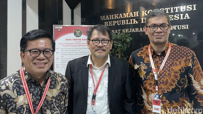 LMKN (Ki-ka) Komisioner Lembaga Manajemen Kolektif Nasional (LMKN): Bernard Nainggolan, Dharma Oratmangun, YessiΒ Kurniawan ditemui di Gedung Mahkamah Konstitusi RI pada Kamis (7/8/2025).
