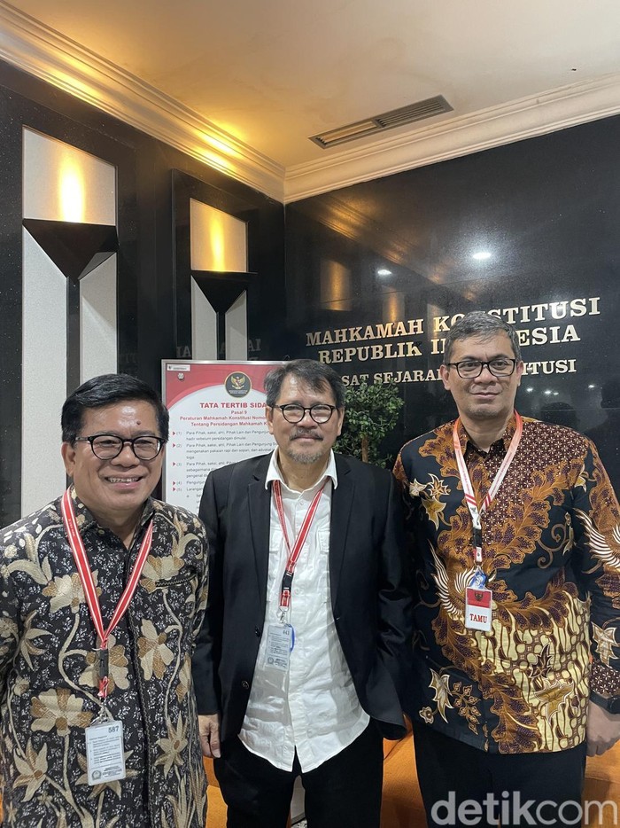 (Ki-ka) Komisioner Lembaga Manajemen Kolektif Nasional (LMKN): Bernard Nainggolan, Dharma Oratmangun, Yessi Kurniawan ditemui di Gedung Mahkamah Konstitusi RI pada Kamis (7/8/2025).