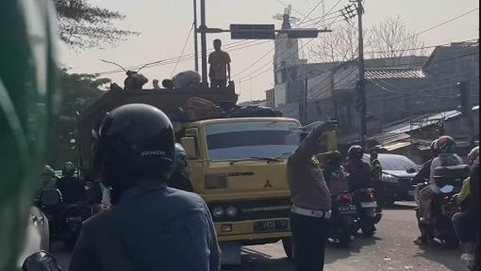 Macet di Jl Ir H Juanda Ciputat arah Lebak Bulus Jakarta Selatan