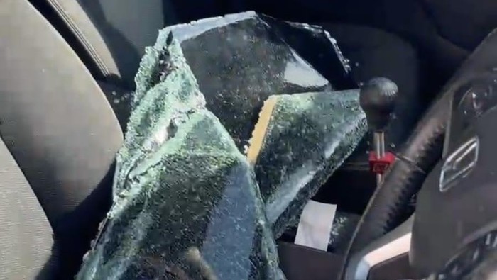 Maling mengambil uang Rp 40 juta usai memecahkan kaca mobil korbannya di Bone.