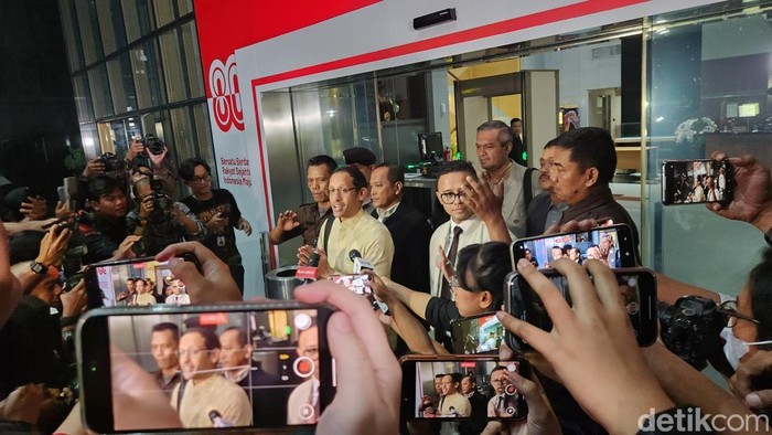 Mantan Menteri Pendidikan, Kebudayaan, Riset, dan Teknologi (Mendikbudristek) Nadiem Anwar Makarim selesai diperiksa KPK. (Adrial/detikcom).