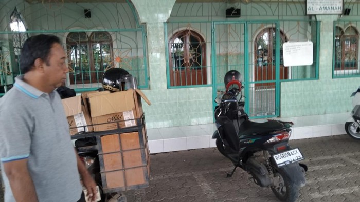 Marbot masjid, Safaat saat menunjukkan lokasi motor jamaah dicuri saat salat.