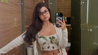 Maria Theodore menjelaskan soal tas dibawa OB ke kelas karena dirinya mengalami skoliosis. Skoliosis pas tahu SD, itu sudah 40 derajat. Tapi karena aku gak rutin pakai breast, naik di atas 70, di bawah 80 derajat, ujarnya di YouTube TS Media dilihat, Jumat (8/8/2025). (Foto: dok Instagram mariatheodoree)