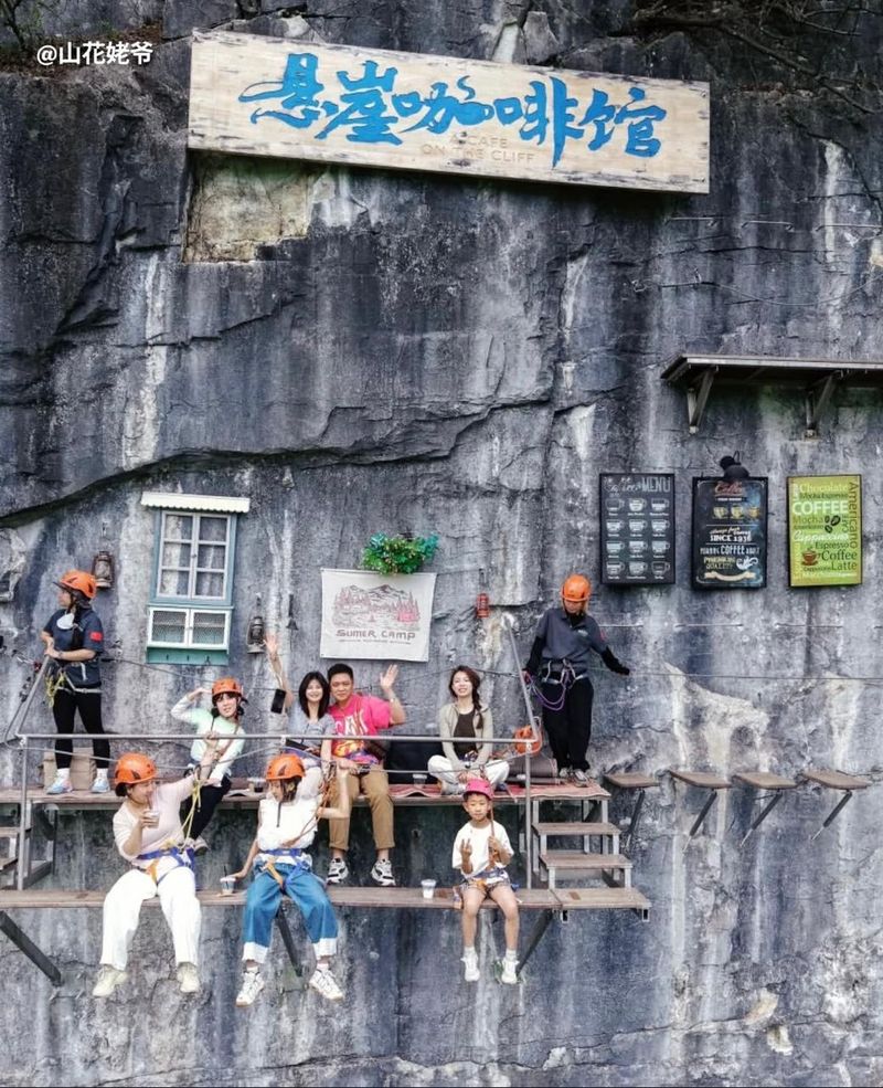 Menantang Maut! Kafe di China Viral dengan Berlokasi di Pinggir Tebing