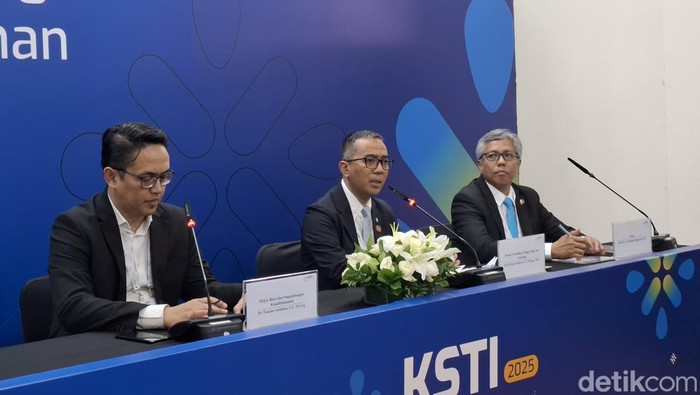 Mendiktisaintek Prof Brian Yuliarto, Dirjen Risbang Fauzan Adziman dan Rektor ITB Tatacipta Dirgantara konferensi pers di acara KSTI