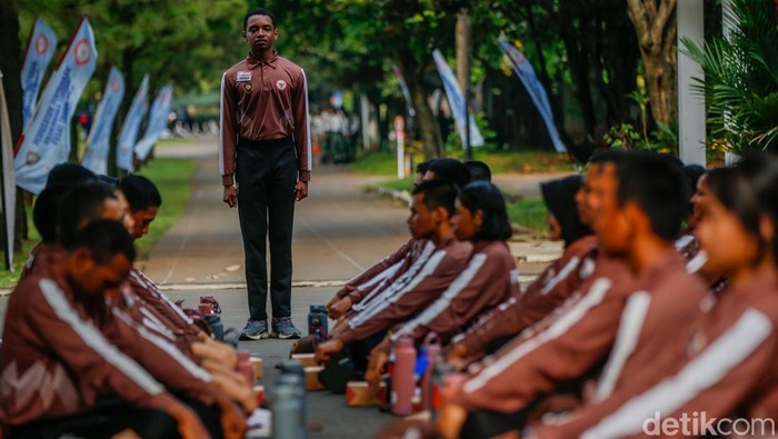 Sejumlah Pasukan Pengibar Bendera (Paskibraka) tingkat nasional melakukan latihan dengan formasi lengkap di Cibubur, Kamis (7/8/2025).